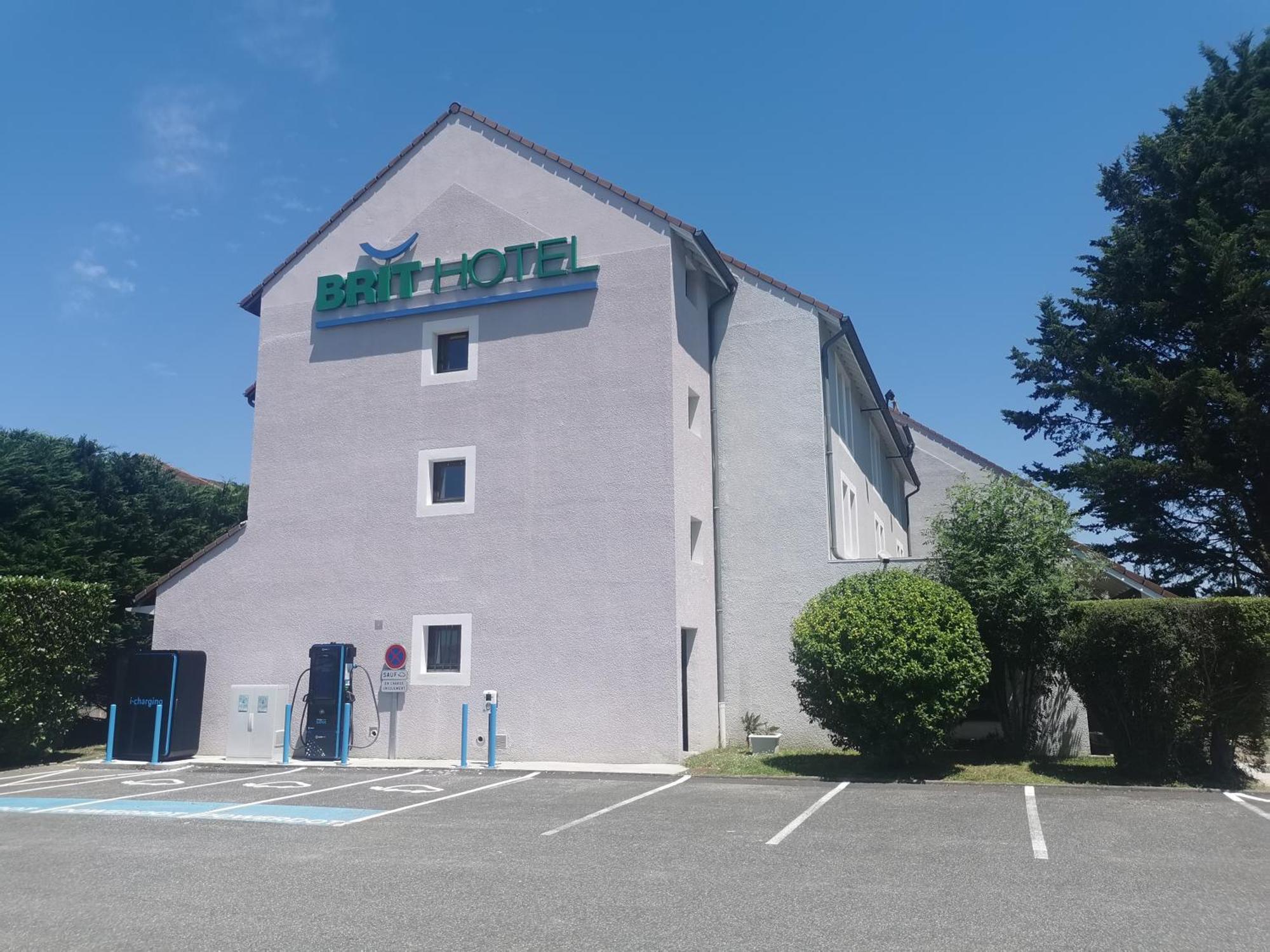 Brit Hotel Confort Pau Lons Exteriér fotografie